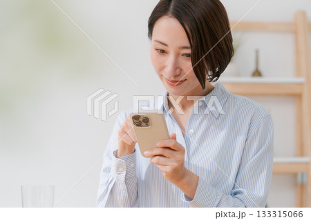 スマホでサラダの写真を撮る女性 スマホでサラダの写真を撮る女性 133315066