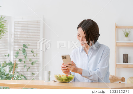 スマホでサラダの写真を撮る女性 スマホでサラダの写真を撮る女性 133315275