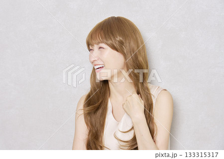 茶髪のミドルエイジの女性　ポートレート　グレー背景 133315317