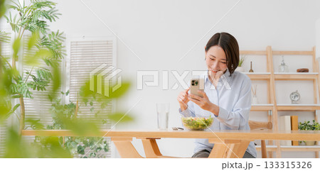 スマホでサラダの写真を撮る女性 スマホでサラダの写真を撮る女性 133315326