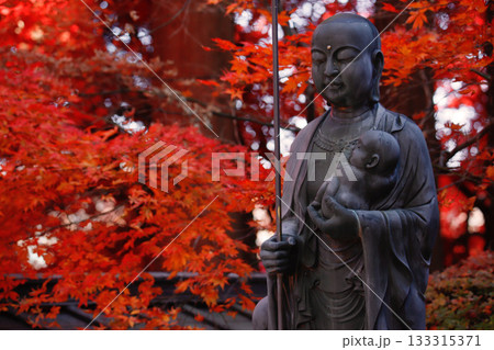 長野県茅野市・長圓寺の紅葉を背景にした観音様 長野県茅野市・長圓寺の紅葉を背景にした観音様 133315371