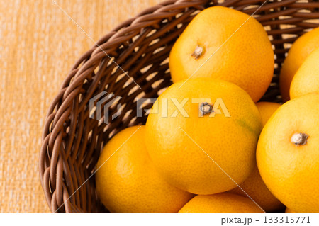 かごに盛ったみかんのクローズアップ かごに盛ったみかんのクローズアップ 133315771