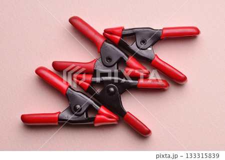 ピンクペーパーの上に並べた赤いクリップ ピンクペーパーの上に並べた赤いクリップ 133315839