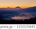 高ボッチ高原から望む夜明けの富士山と諏訪湖 133315845