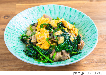 ほうれん草と豚肉と卵の炒め物 133315916