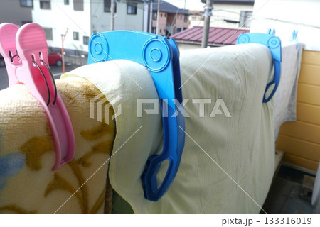 気持ちよく晴れた朝ベランダに布団を干したら、布団ばさみでしっかり固定しましょう。 気持ちよく晴れた朝ベランダに布団を干したら、布団ばさみでしっかり固定しましょう。 133316019