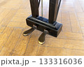 グランドピアノの足元の2本ペダルのクローズアップ 133316036