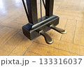 グランドピアノの足元の2本ペダルのクローズアップ 133316037