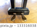 グランドピアノの足元の2本ペダルのクローズアップ 133316038
