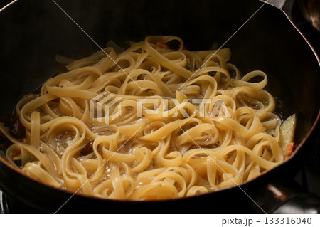 調理中のパスタ 調理中のパスタ 133316040