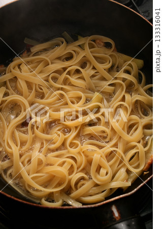 調理中のパスタ 調理中のパスタ 133316041