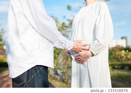 お腹を撫でる妊婦 133316078