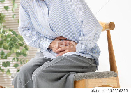 お腹を押さえる女性 133316256