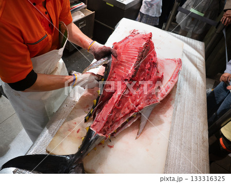 本マグロの解体ショー 133316325