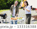 バーベキューをする若者 133316388