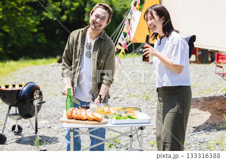 バーベキューをする若者 133316388
