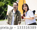 キャンプを楽しむ若者 133316389
