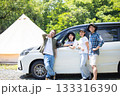 キャンプを楽しむ若者 133316390