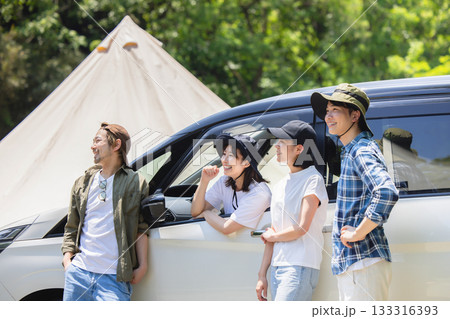 アウトドアを楽しむ仲間 アウトドアを楽しむ仲間 133316393