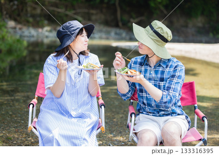 カレーを食べる若者 133316395