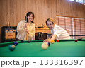ビリヤードを楽しむカップル 133316397