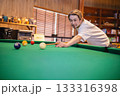 ビリヤードをする男性 133316398