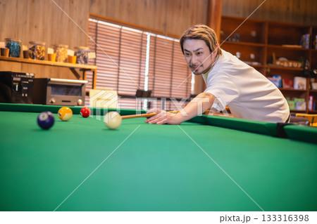 ビリヤードをする男性 133316398