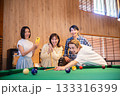 ビリヤードを楽しむ仲間 133316399