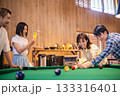 ビリヤードを楽しむ仲間 133316401
