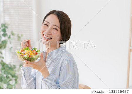 サラダを食べるミドル女性 サラダを食べるミドル女性 133316427