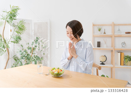 サラダを食べるミドル女性 サラダを食べるミドル女性 133316428