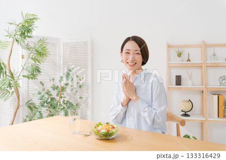 サラダを食べるミドル女性 サラダを食べるミドル女性 133316429