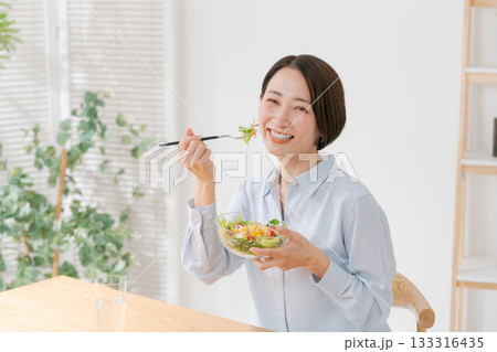 サラダを食べるミドル女性 133316435