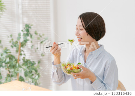 サラダを食べるミドル女性 133316436