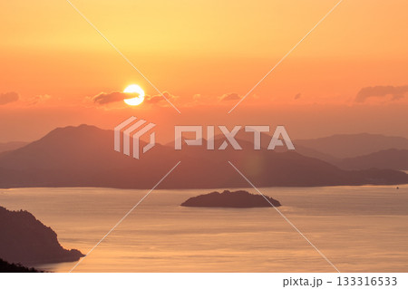 朝焼けに染まる瀬戸内の島影から昇る朝日 朝焼けに染まる瀬戸内の島影から昇る朝日 133316533
