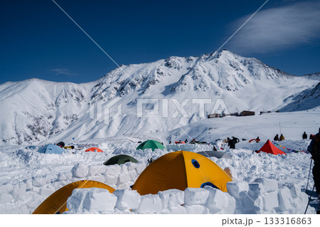 11月の室堂テント場と雪化粧の立山連峰 133316863