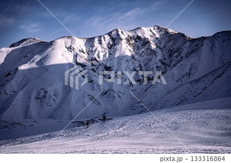 雪原を歩く登山者と立山連峰の冬景色(室堂・11月) 雪原を歩く登山者と立山連峰の冬景色(室堂・11月) 133316864