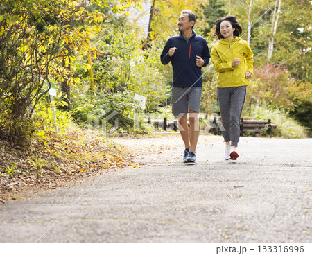 ランニングするミドル夫婦 133316996
