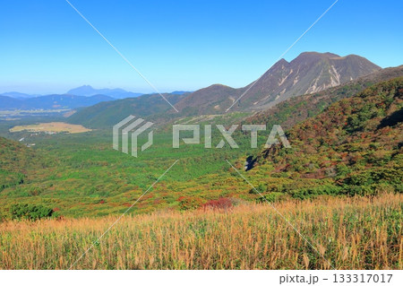 【大分県】牧ノ戸第一展望台から見た九重連山と長者原 【大分県】牧ノ戸第一展望台から見た九重連山と長者原 133317017