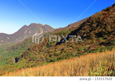 【大分県】牧ノ戸第一展望台から見た九重連山の紅葉 【大分県】牧ノ戸第一展望台から見た九重連山の紅葉 133317020