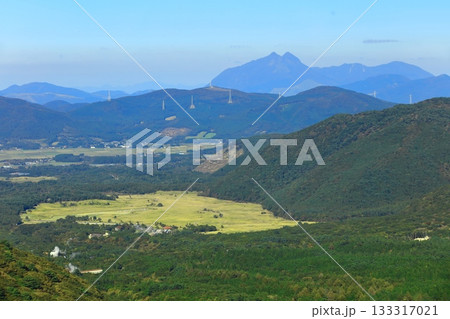 【大分県】牧ノ戸第一展望台から見た長者原と由布岳 133317021