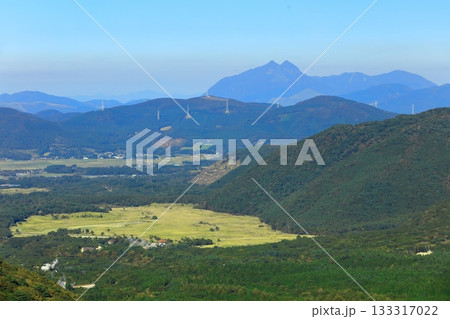 【大分県】牧ノ戸第一展望台から見た長者原と由布岳 【大分県】牧ノ戸第一展望台から見た長者原と由布岳 133317022