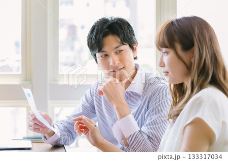 オフィスで働く若い男女 133317034