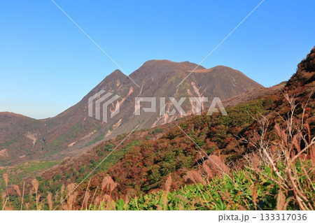 【大分県】牧ノ戸第一展望台から見た九重連山の紅葉 【大分県】牧ノ戸第一展望台から見た九重連山の紅葉 133317036
