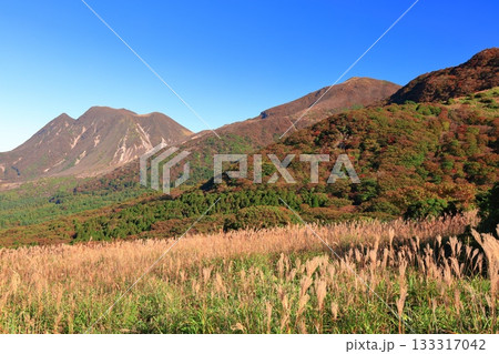 【大分県】牧ノ戸展望台から見た九重連山の紅葉 133317042