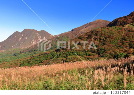 【大分県】牧ノ戸展望台から見た九重連山の紅葉 【大分県】牧ノ戸展望台から見た九重連山の紅葉 133317044