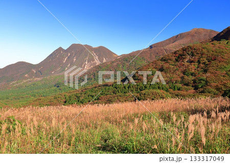 【大分県】牧ノ戸展望台から見た九重連山の紅葉 【大分県】牧ノ戸展望台から見た九重連山の紅葉 133317049