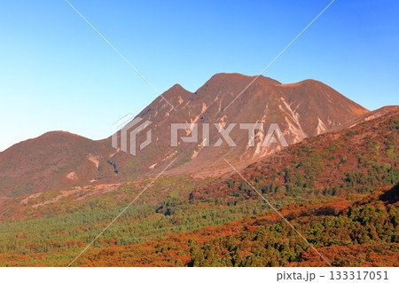 【大分県】牧ノ戸展望台から見た九重連山の紅葉 【大分県】牧ノ戸展望台から見た九重連山の紅葉 133317051