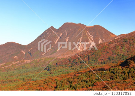 【大分県】牧ノ戸展望台から見た九重連山の紅葉 【大分県】牧ノ戸展望台から見た九重連山の紅葉 133317052