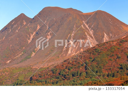 【大分県】牧ノ戸展望台から見た九重連山の紅葉 133317054